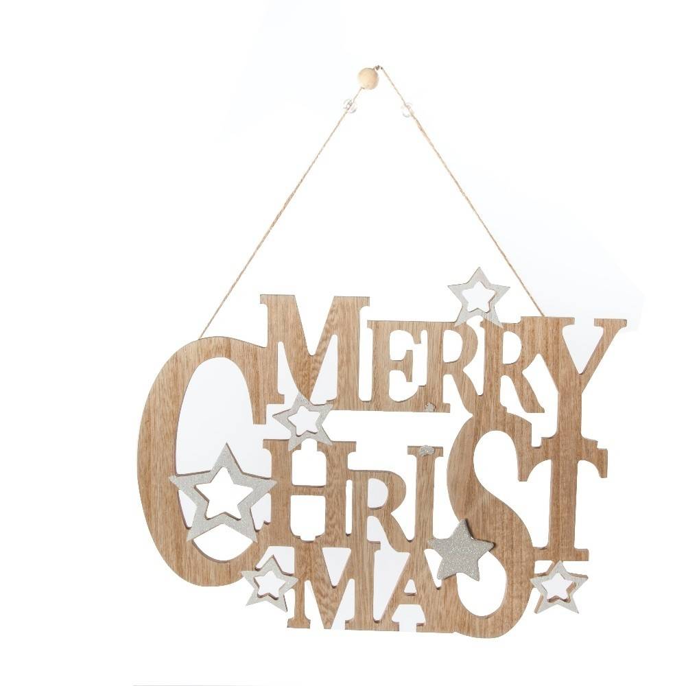 Houten kerstdecoratie met vrolijke letters en sterren, hangend aan een touwtje.