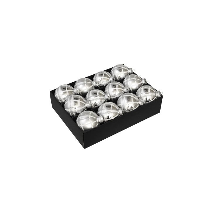 Zestien glanzende zilveren kerstballen in een zwarte doos, met een reflecterende afwerking.