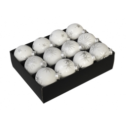 Zestien witte kerstballen met zilveren sterren en glinsterende accenten in een zwarte doos.