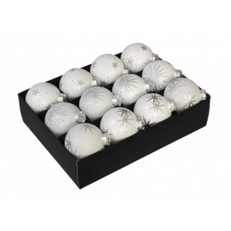 Zestien witte kerstballen met zilveren sterren en glinsterende accenten in een zwarte doos.