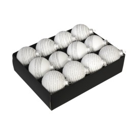 Zestien glanzende kerstballen in wit en zilver, netjes verpakt in een zwarte doos.