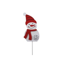 Vrolijke sneeuwman met een rood-wit gestreepte hoed en sjaal, gemaakt van hout.