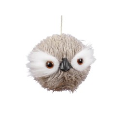 Een schattige, pluizige uil met grote ogen, hangend aan een touwtje.