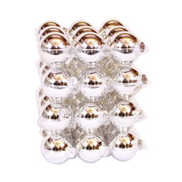 Glanzende, metalen bollen in een strak, gestructureerd patroon, reflecterend licht.