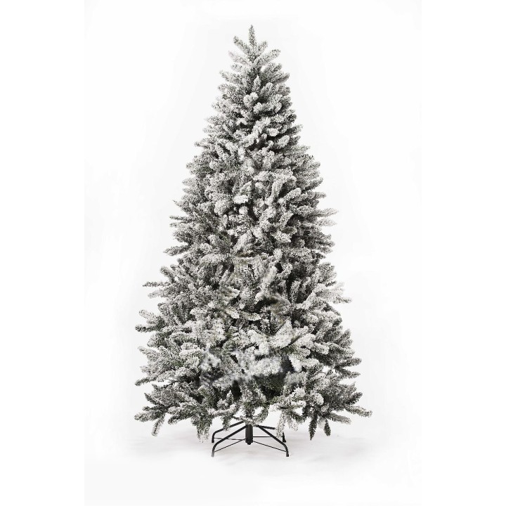 Een hoge, groene kerstboom met sneeuwachtige versiering, op een zwart metalen standaard.