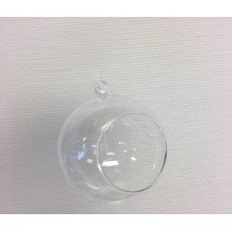 Heldere glazen bal met een open zijde, hangend aan een dunne lus.