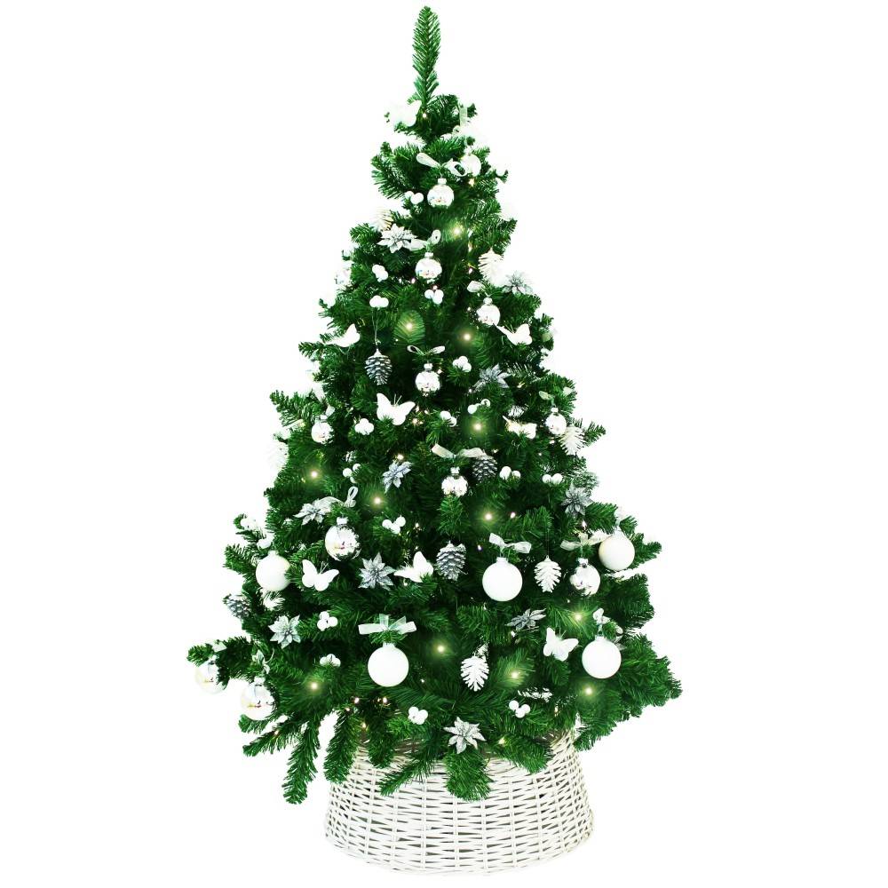 Groene kerstboom versierd met witte ornamenten en lichtjes, in een rieten mand.