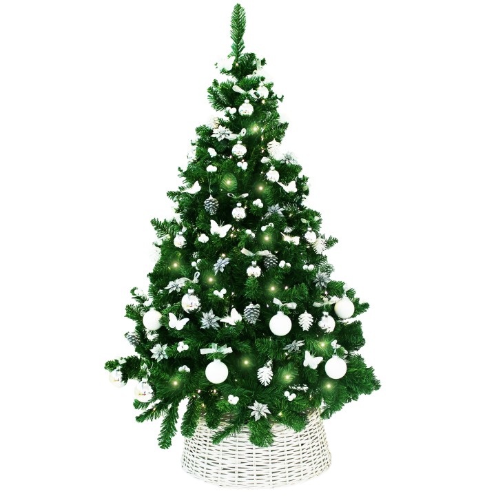 Groene kerstboom versierd met witte ornamenten en lichtjes, in een rieten mand.