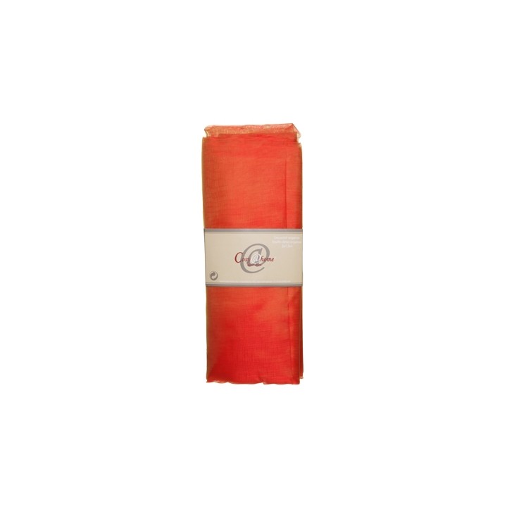 Een soepel, ombre sjaal in warme tinten van oranje naar rood, ingepakt met een label.