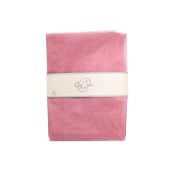 Zachte, lichtroze stof in een opgevouwen stapel, verpakt met een beige label.