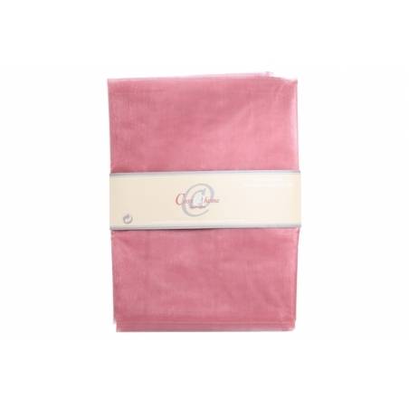 Zachte, lichtroze stof in een opgevouwen stapel, verpakt met een beige label. Zachte, lichtroze stof in een opgevouwen stapel, verpakt met een beige label.