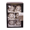 Zes glazen kerstballen in een zwarte doos, versierd met witte sneeuwvlokken.