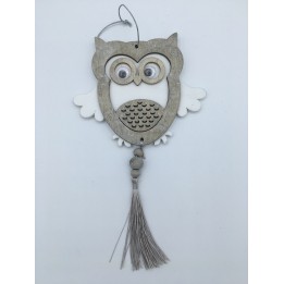 Houten uil met grote ogen, witte vleugels en een zachte, grijzige kwast onderaan.