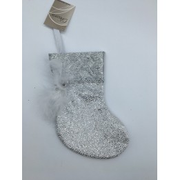 Een glinsterende zilveren kerstsock met een zachte, pluizige rand.