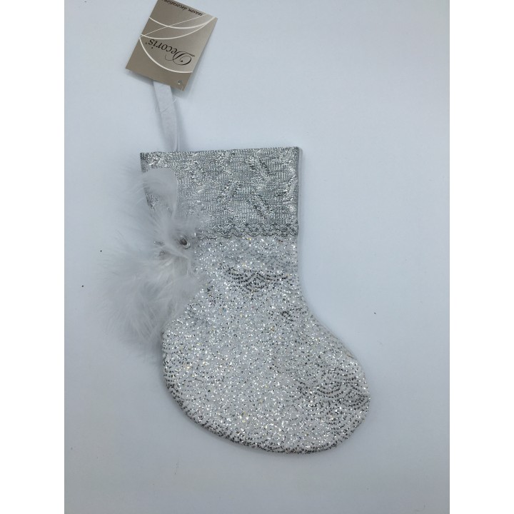 Een glinsterende zilveren kerstsock met een zachte, pluizige rand.