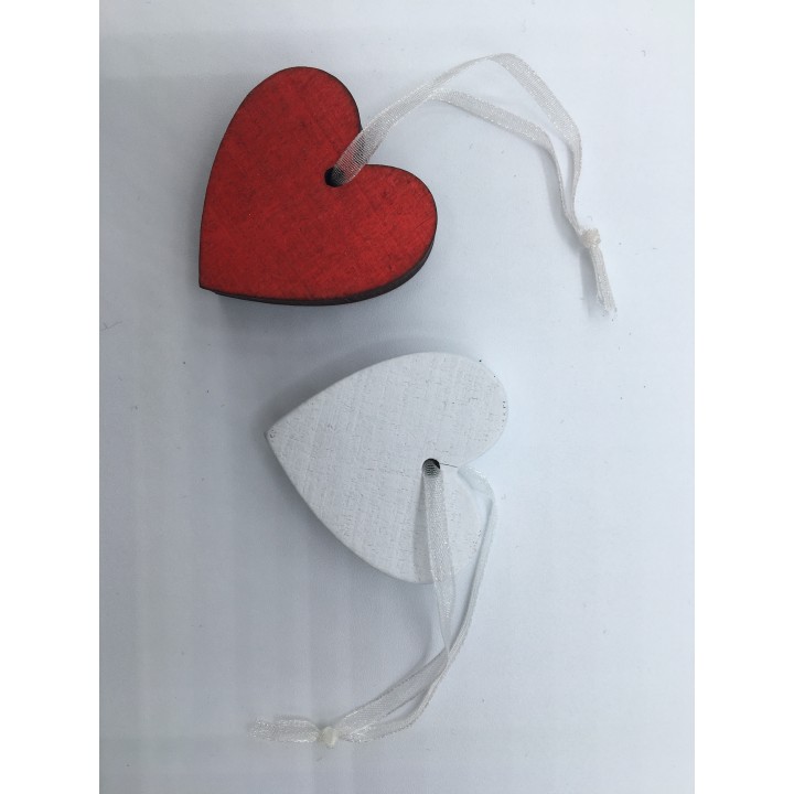 Twee hartvormige tags, één rood met een glanzende afwerking en één wit met een matte textuur.