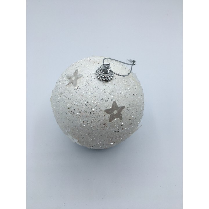 Witte kerstbal met glitters en stervormige versieringen, afgewerkt met een zilveren hanger.