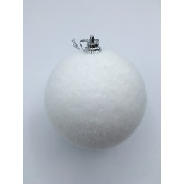 Witte, zachte kerstbal met een glimmende zilveren hanger aan de bovenkant.