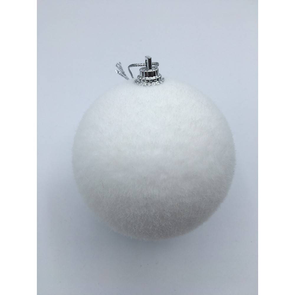 Witte, zachte kerstbal met een glimmende zilveren hanger aan de bovenkant.