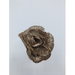 Gouden glinsterende roos met een delicate vorm, stralend op een lichte achtergrond.
