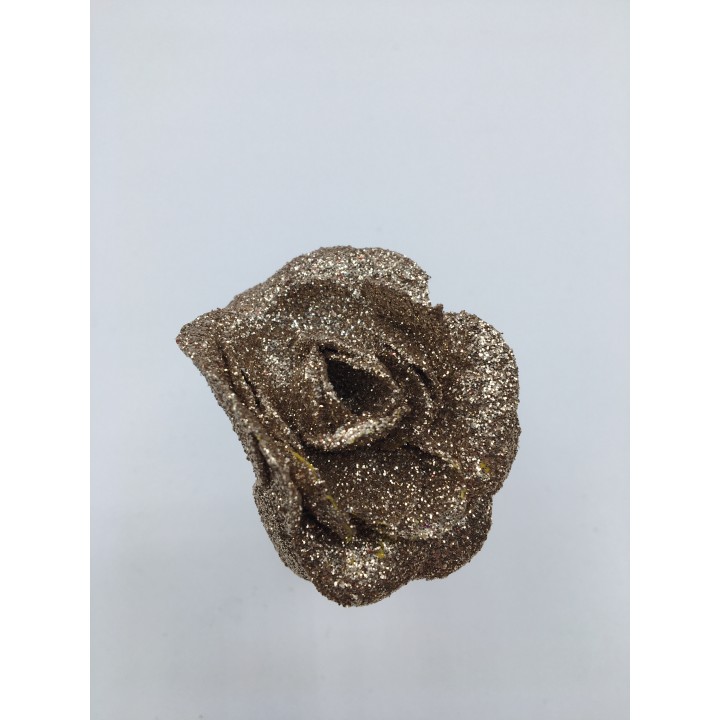 Gouden glinsterende roos met een delicate vorm, stralend op een lichte achtergrond.