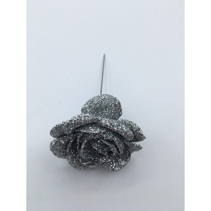 Glitterende zilveren roos met een lange steeltje, glanzend op een witte achtergrond.