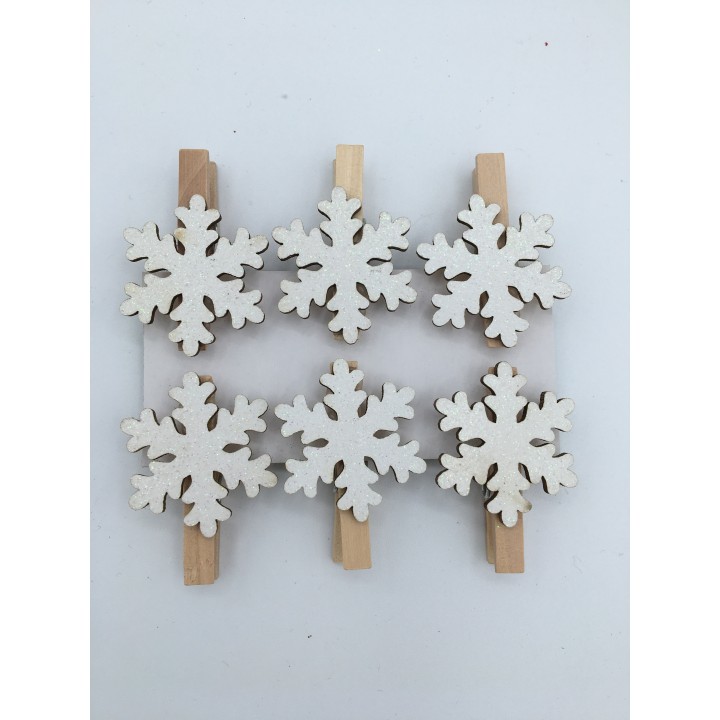 Zes houten sneeuwvlokken met een witte afwerking, verbonden met een lichte ondergrond.
