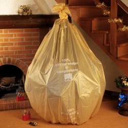 Grote gouden afvalzak in een gezellige kamer met een open haard en kerstdecoraties.