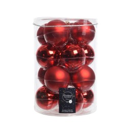 Een doorzichtige doos met glanzende, rode kerstballen in verschillende tinten en afwerkingen.