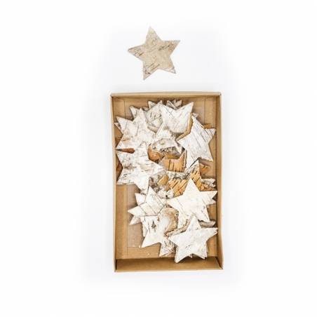 Een doos met witte sterren van birch, enkele los boven de doos. Rustieke, natuurlijke uitstraling.