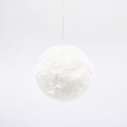 Een zachte, witte, ronde bol die aan een doorzichtige draad hangt, tegen een lichte achtergrond.
