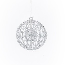 Een glinsterende, opengewerkte zilveren kerstbal met een delicate, luchtige structuur.