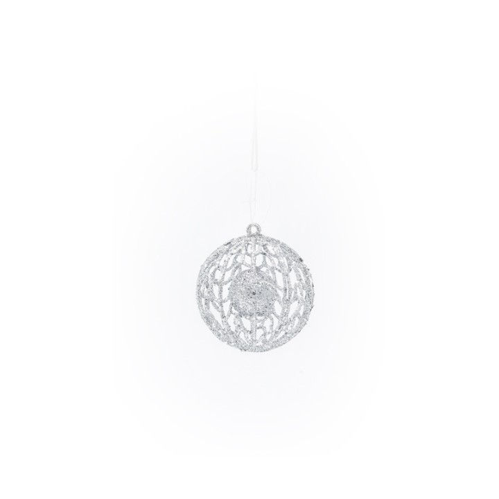 Een delicate, ronde, zilveren ornament met een opengewerkt patroon, hangend in de lucht.