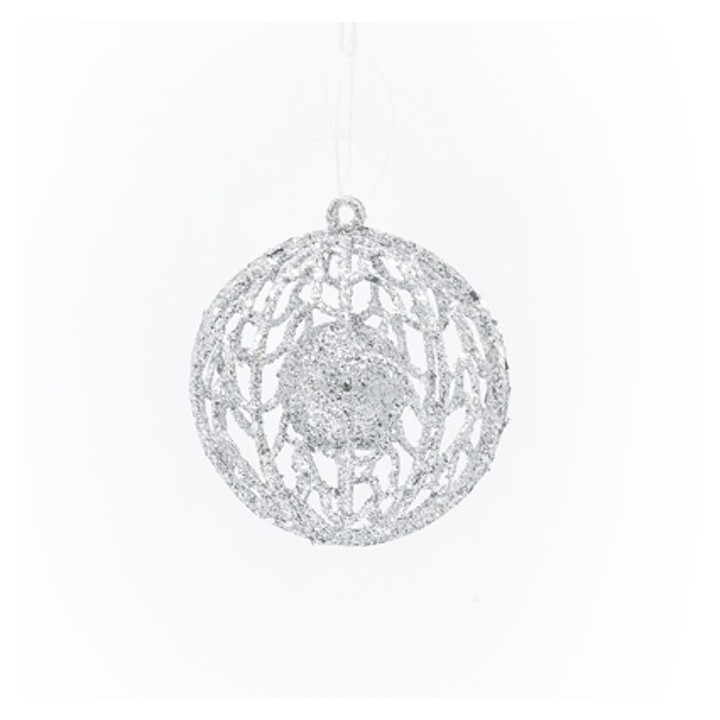 Glanzende, opengewerkte zilveren kerstbal met een delicate, luchtige structuur.