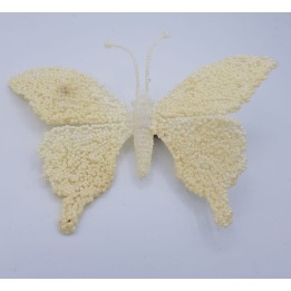 Een grote, beige vlinder van zachte, pluizige textuur met gedetailleerde vleugels.