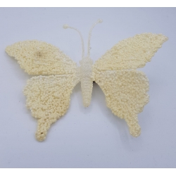 Een grote, beige vlinder van zachte, pluizige textuur met gedetailleerde vleugels.