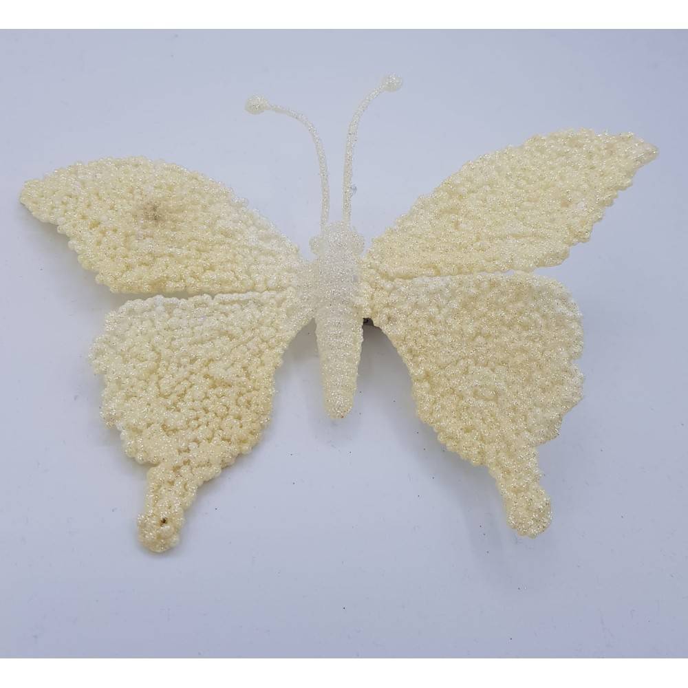 Een grote, beige vlinder van zachte, pluizige textuur met gedetailleerde vleugels.