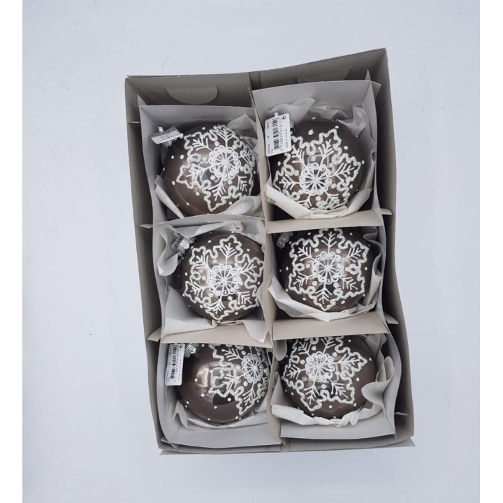Zes chocoladeballen in een doos, versierd met witte sneeuwvlokken op een bruine achtergrond.