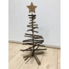 Een moderne kerstboom van takken met een houten ster bovenop, op een lichte houten vloer.