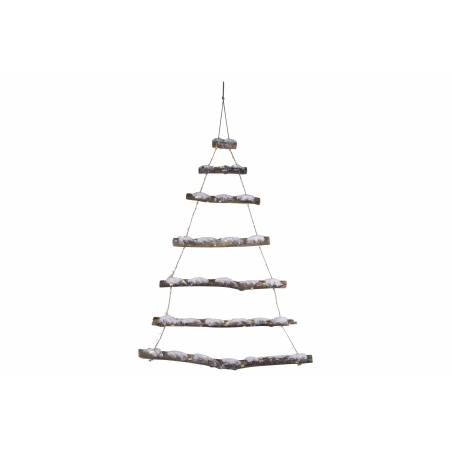 Een minimalistische hangende kerstboom van houten planken, in een natuurlijke stijl.