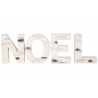 Houten letters in natuurlijke tinten, vormen het woord "NOEL" met een rustieke uitstraling.