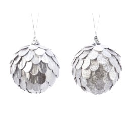 Twee glanzende, zilveren kerstballen bedekt met schubachtige schijfjes.