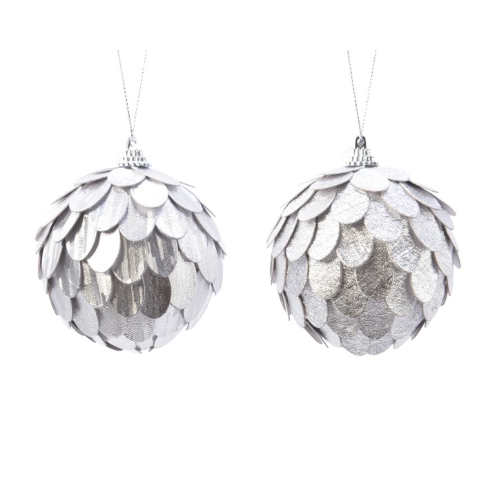 Twee glanzende, zilveren kerstballen bedekt met schubachtige schijfjes.