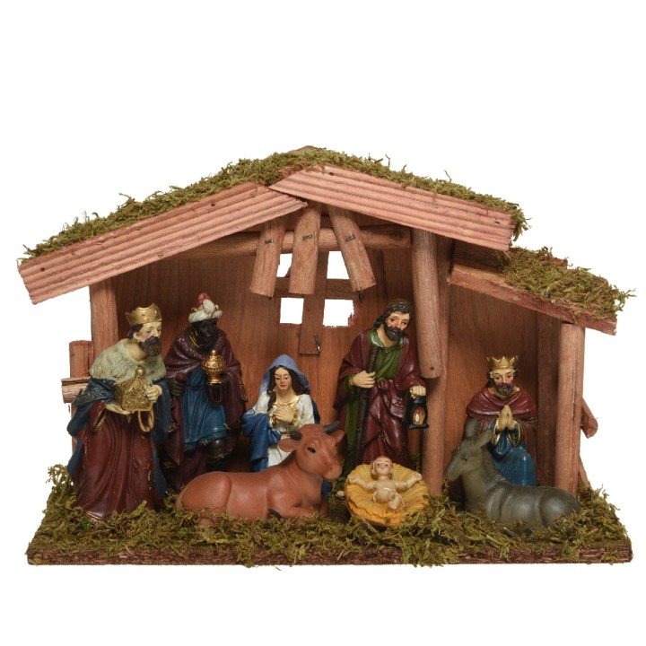 Traditionele kerststal met houten schuur, figuren van Maria, Jozef, de wijzen en dieren, bedekt m...