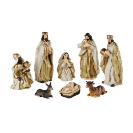 Een kerstgroep met figuren in gouden en witte kleding, inclusief Maria, Jozef en de wijzen.