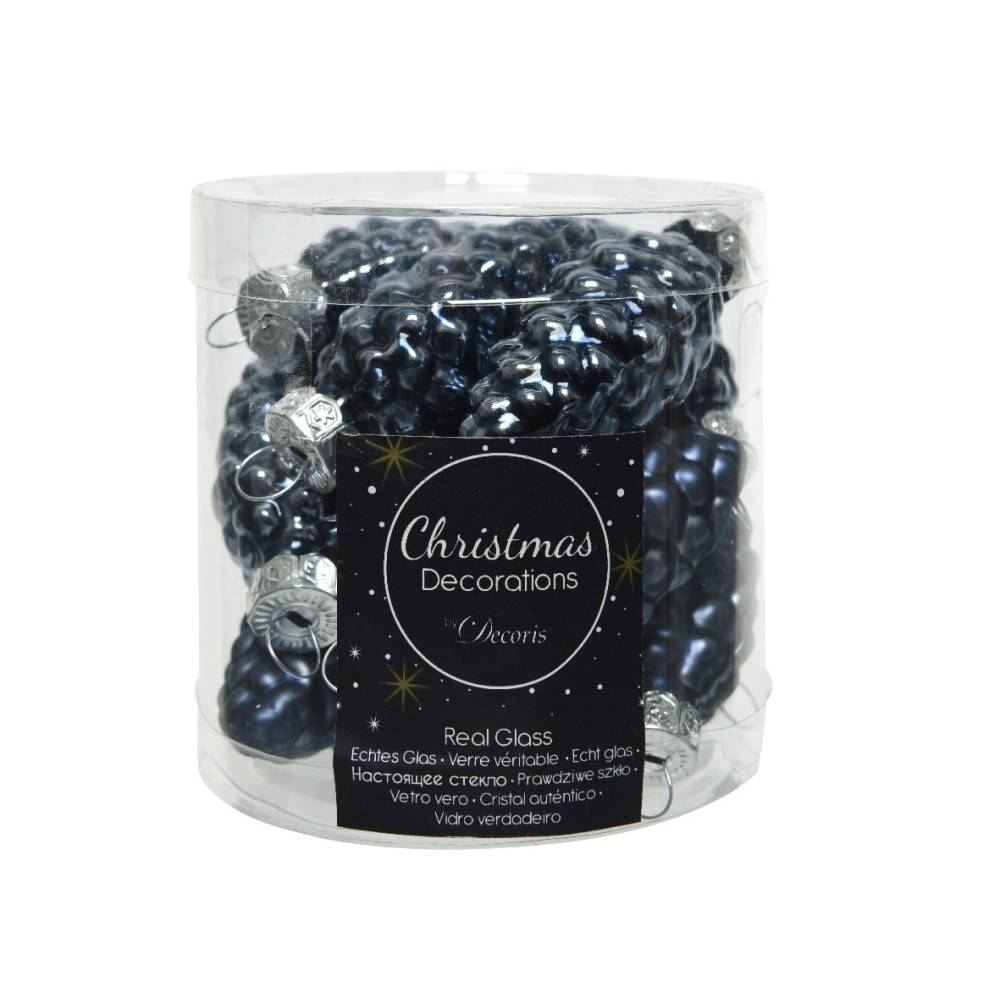 Een doorzichtige verpakking met blauwe glazen kerstdecoraties en zilveren accenten.