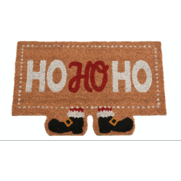 Een deurmat in bruin met de tekst "HO HO HO" en zwarte boots onderaan.