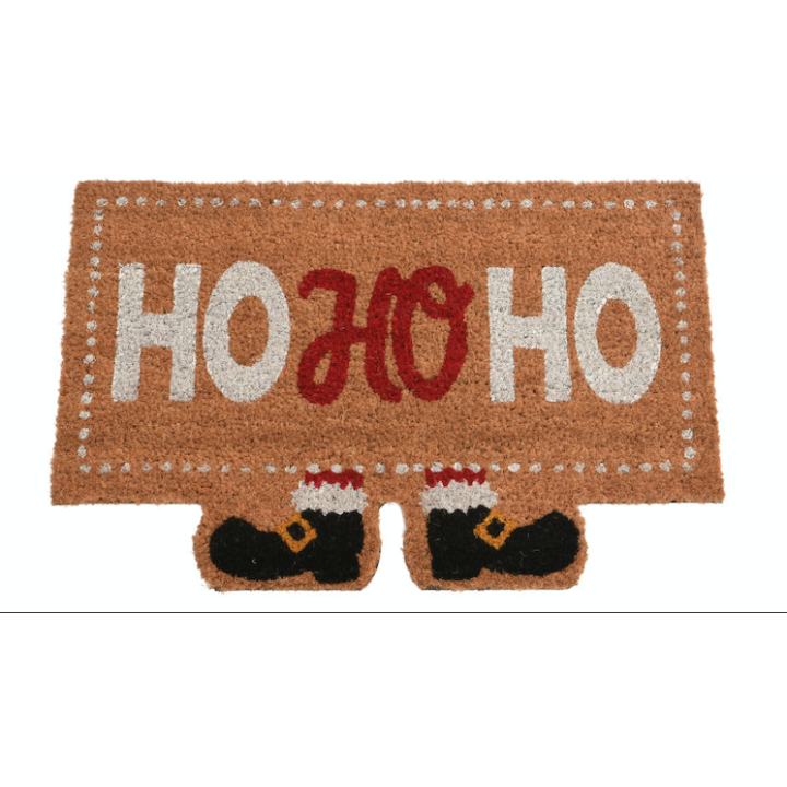 Een deurmat in bruin met de tekst "HO HO HO" en zwarte boots onderaan.