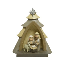 Een houten kerststal in de vorm van een dennenboom met Maria, Jozef en een schaap.