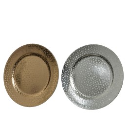 Twee borden met een glanzende, gehamerde afwerking in goud en zilver.